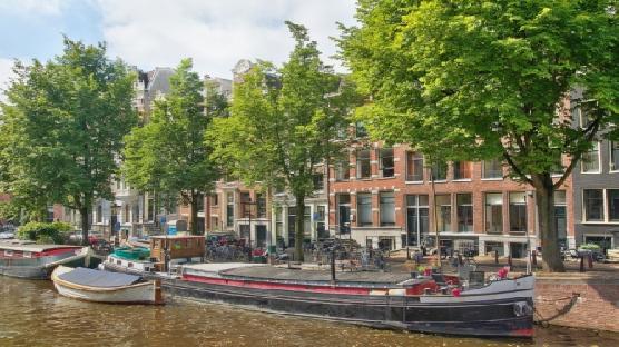 Dream Houseboat on Beautiful Canal